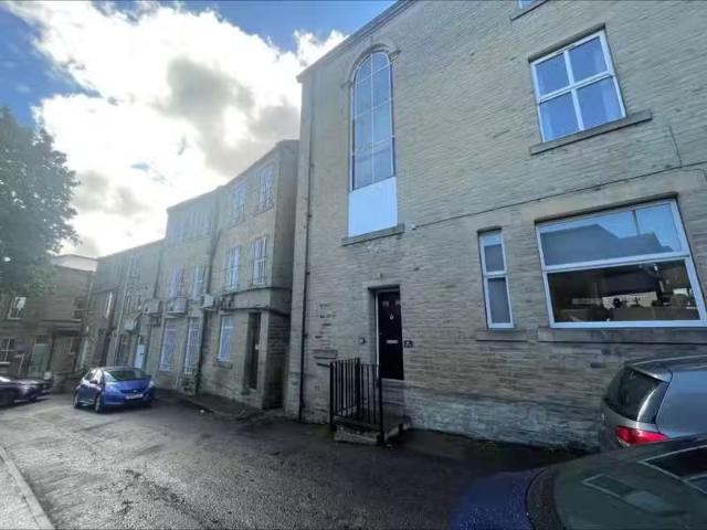 2 bedroom end of terrace house for rent in Idle, Bradford, Wes.