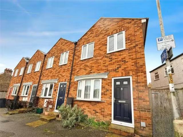 2 bedroom end of terrace house for rent in Middle Deal Road, D.