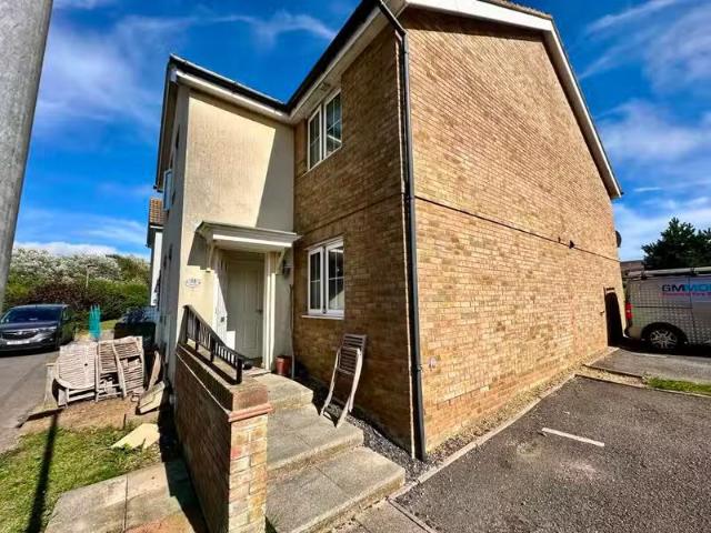 2 bedroom end of terrace house for rent in Sarnia Close, Peace.