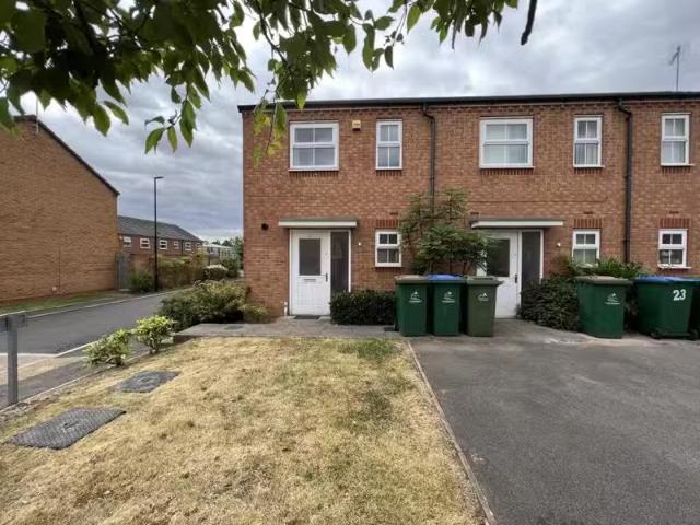 2 bedroom end of terrace house for rent in Silver Birch Avenue.
