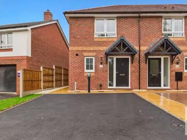 2 bedroom end of terrace house for rent in Palin Road, Lindrid.