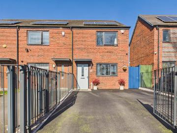 Crumpsall Manchester, M8 - Equipped kitchen