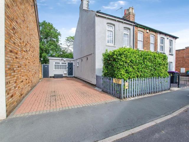 2 bedroom end of terrace house for sale