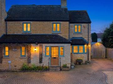 House for sale in Burhill - Equipped kitchen