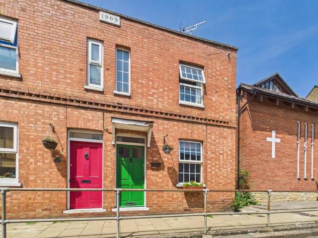 2 bedroom end of terrace house for sale