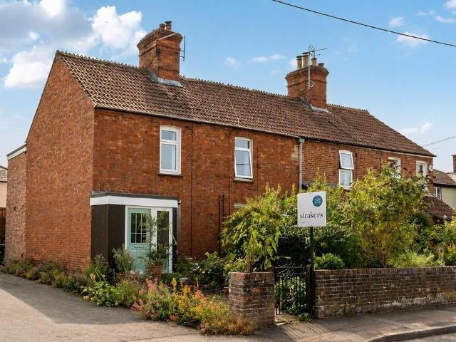 2 bedroom end of terrace house for sale