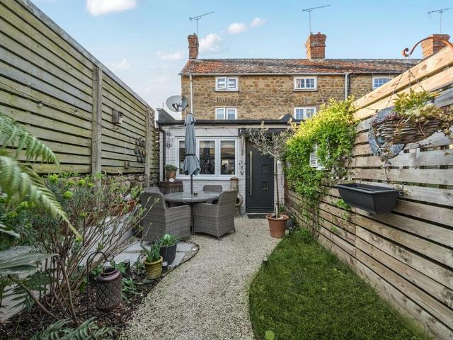 2 bedroom end of terrace house for sale