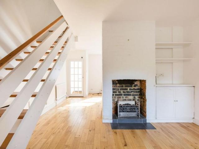 2 bedroom end of terrace house to rent