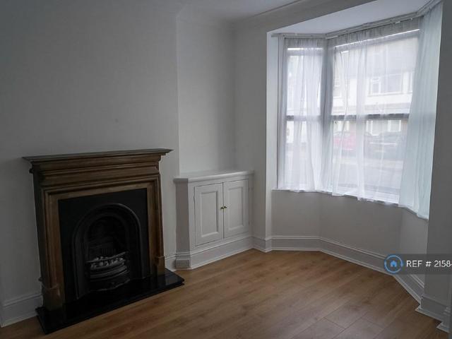 2 bedroom end of terrace house to rent