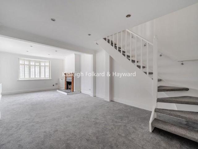 2 bedroom end of terrace house to rent