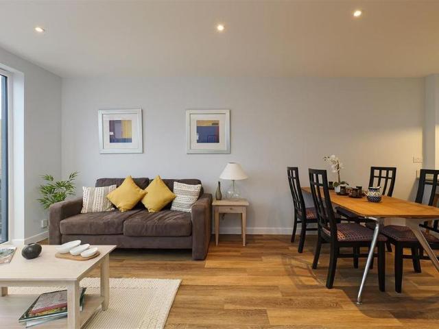 2 bedroom end of terrace house to rent