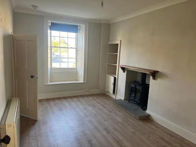 2 bedroom end of terrace house to rent