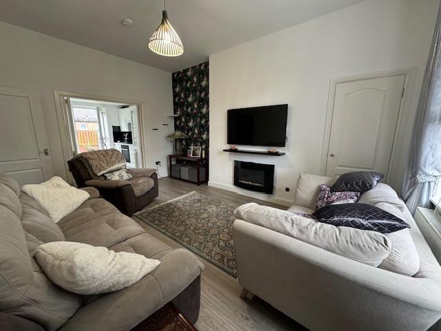 2 bedroom end of terrace house to rent