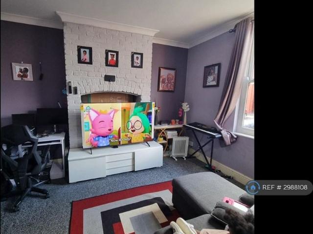 2 bedroom end of terrace house to rent