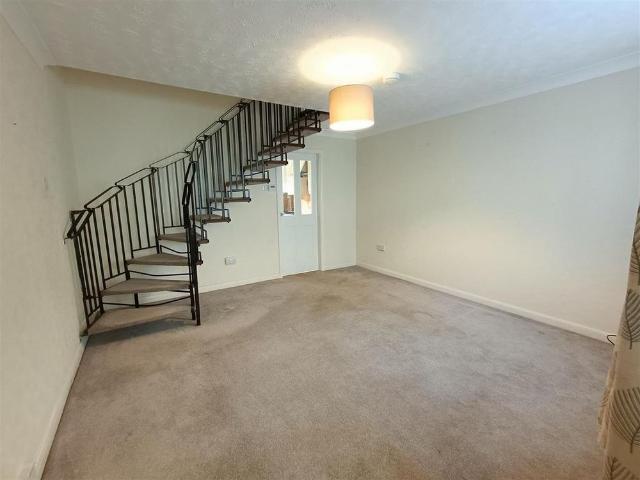 2 bedroom end of terrace house to rent