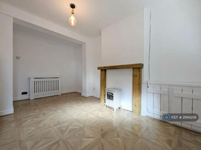 2 bedroom end of terrace house to rent