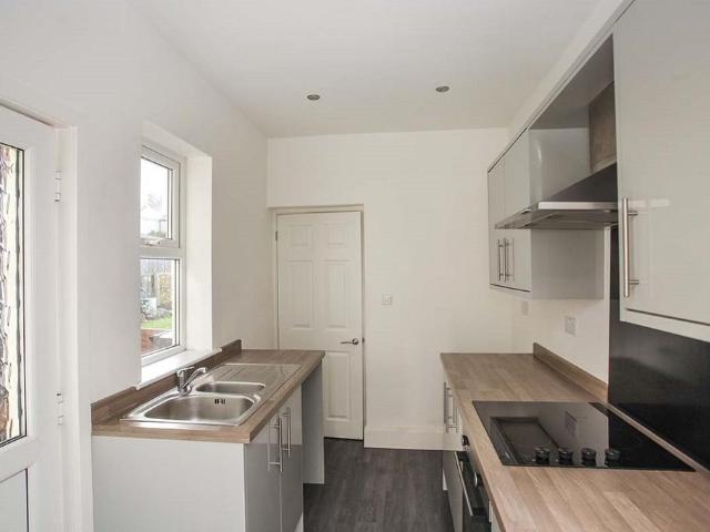 2 bedroom end of terrace house to rent
