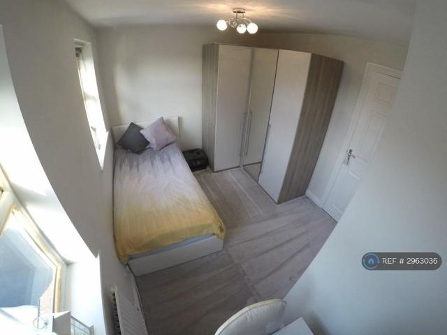2 bedroom end of terrace house to rent