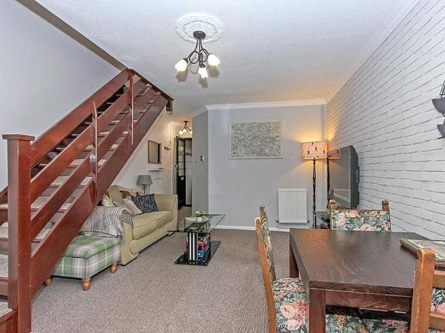 2 bedroom end of terrace house to rent