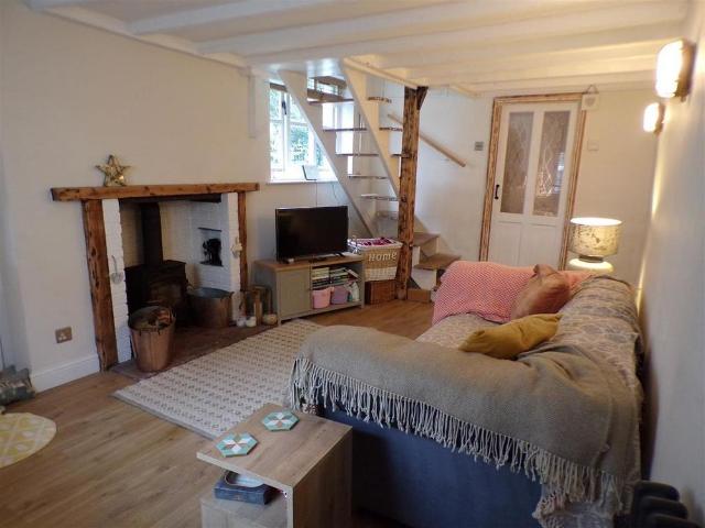 2 bedroom end of terrace house to rent