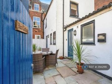 2 bedroom end of terrace house to rent
