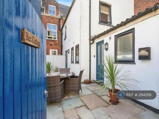 2 bedroom end of terrace house to rent