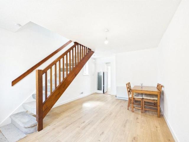 2 bedroom end of terrace house to rent