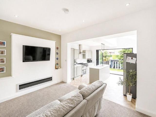 2 bedroom end of terrace house to rent