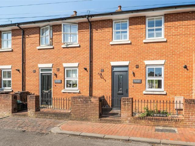 2 bedroom end of terrace house to rent