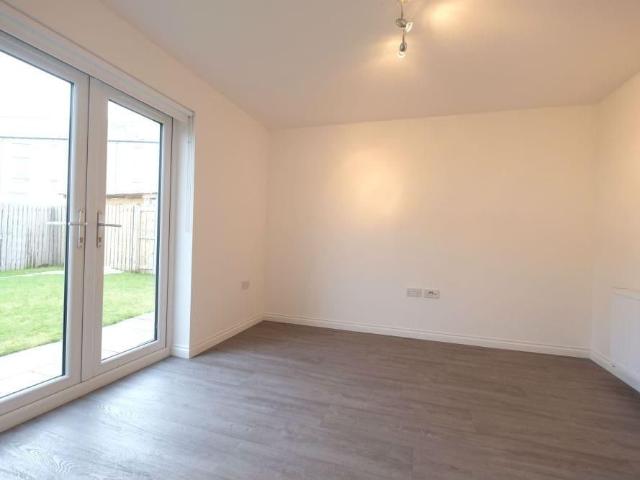 2 bedroom end of terrace house to rent