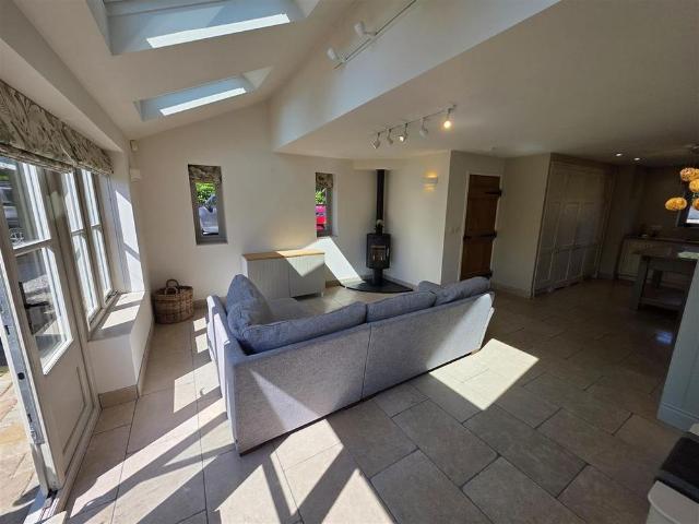 2 bedroom end of terrace house to rent