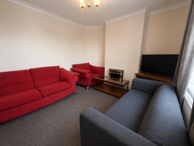 2 bedroom end of terrace house to rent