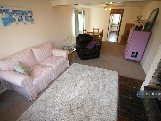 2 bedroom end of terrace house to rent