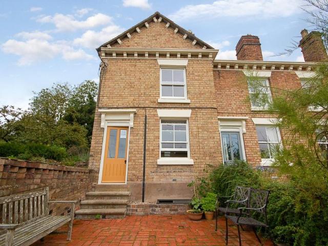 2 bedroom end of terrace house to rent
