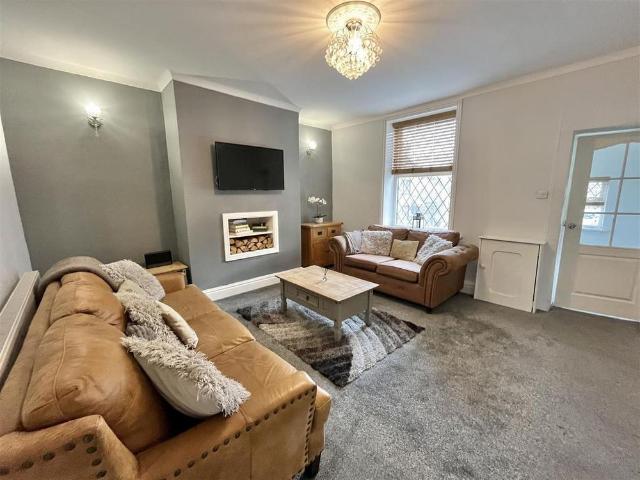 2 bedroom end of terrace house to rent