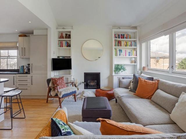 2 bedroom end of terrace house to rent