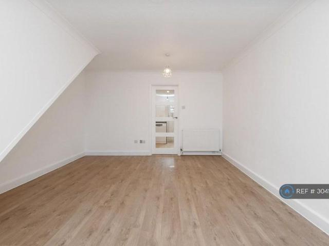 2 bedroom end of terrace house to rent