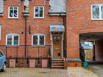 2 bedroom end of terrace house to rent