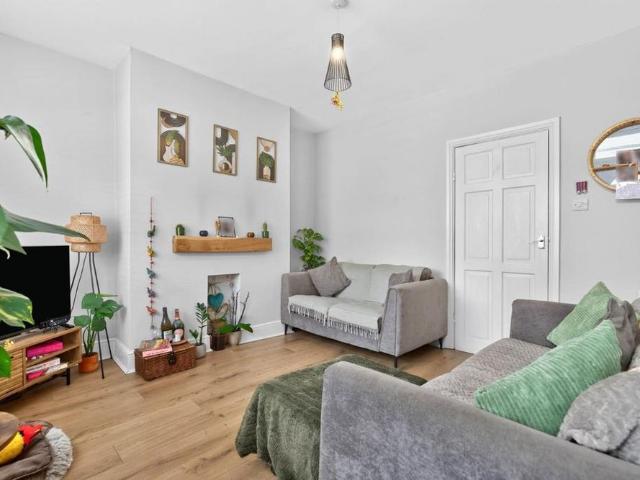 2 bedroom end of terrace house to rent