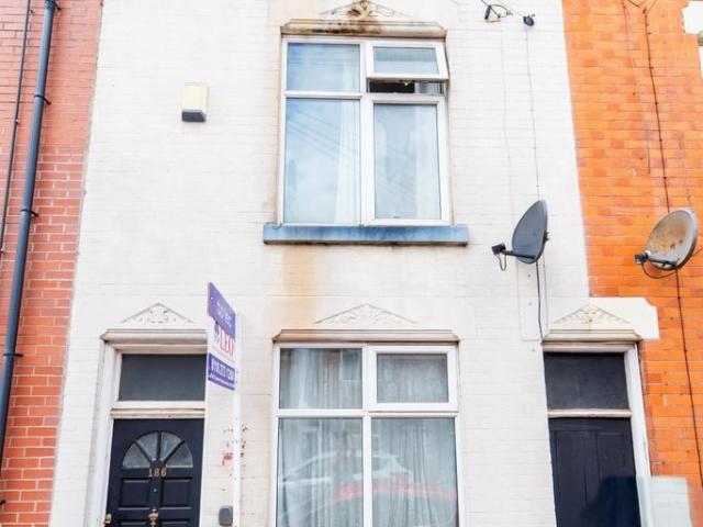 2 bedroom end of terrace house to rent