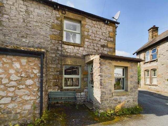2 bedroom end of terrace house to rent