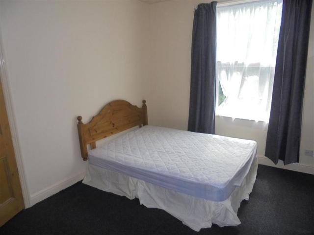 2 bedroom end of terrace house to rent