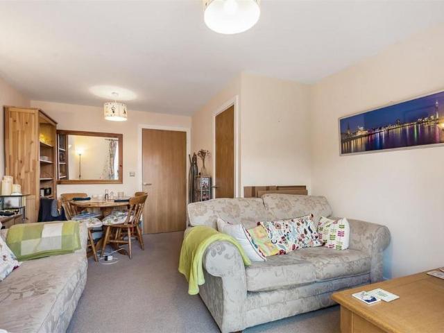 2 bedroom end of terrace house to rent