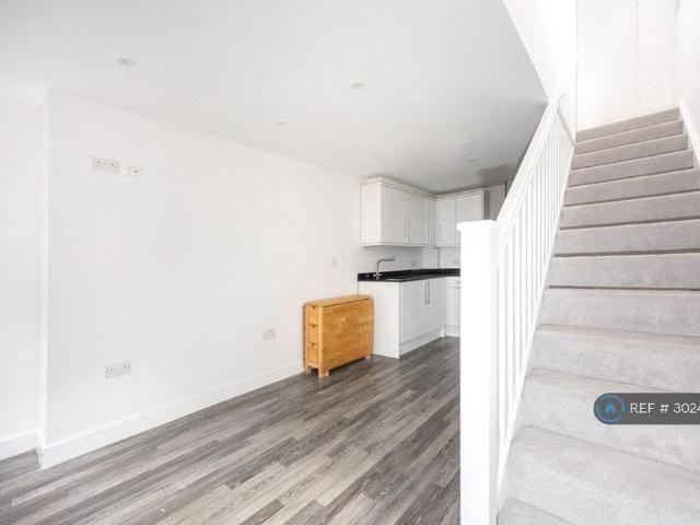 1 bedroom end of terrace house to rent