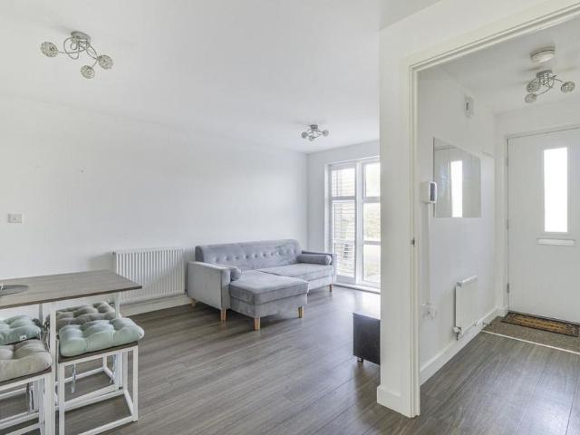 2 bedroom end of terrace house to rent