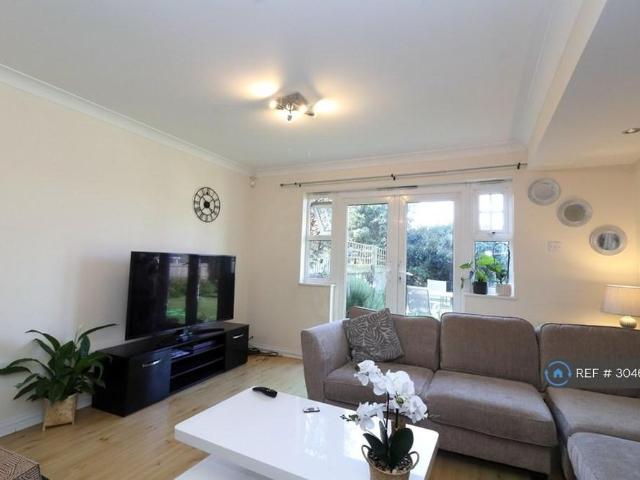 2 bedroom end of terrace house to rent