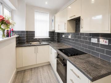 2 bedroom end of terrace house to rent