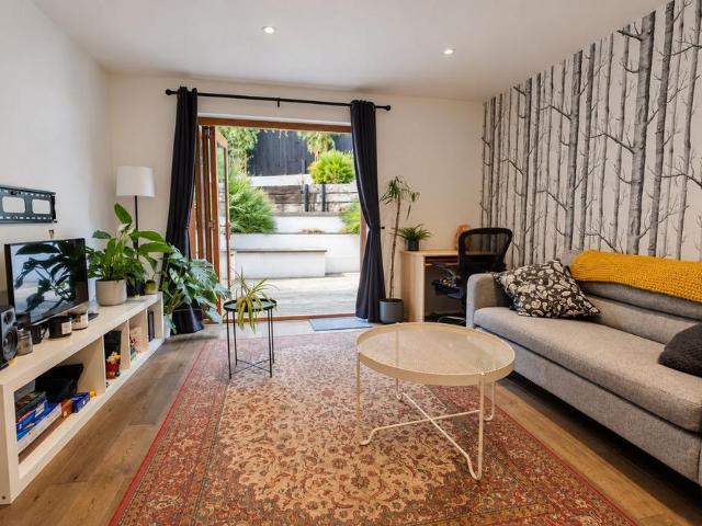 2 bedroom end of terrace house to rent