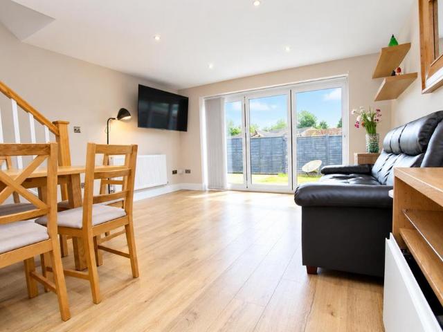 2 bedroom end of terrace house to rent