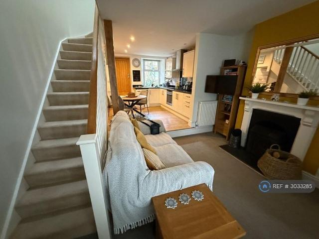 2 bedroom end of terrace house to rent